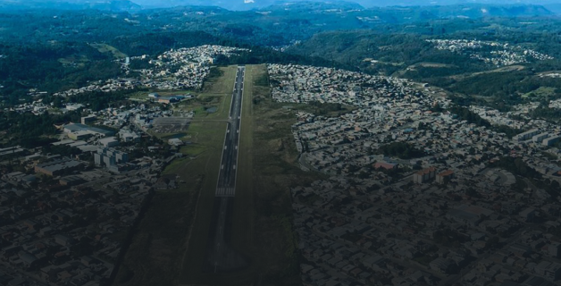 imagem aérea do aeroporto hugo cantergiani